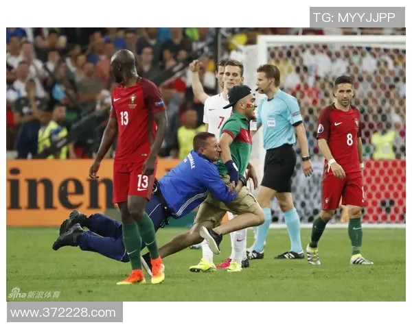 球迷冲进场内抢C罗球衣引发欧冠赛场奇葩一幕